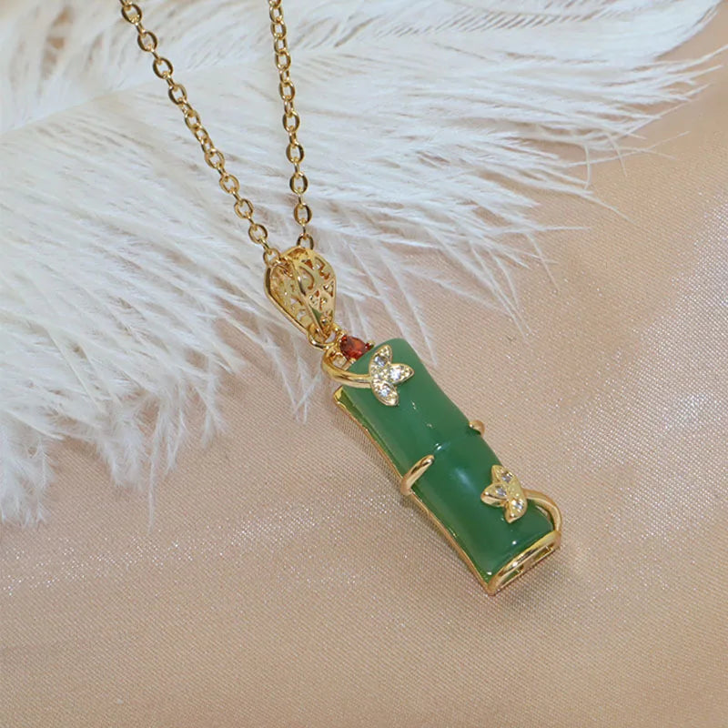 Emerald Yuzhu Pendant Necklace – Elegant Green Stone Snake Chain Necklace for Women