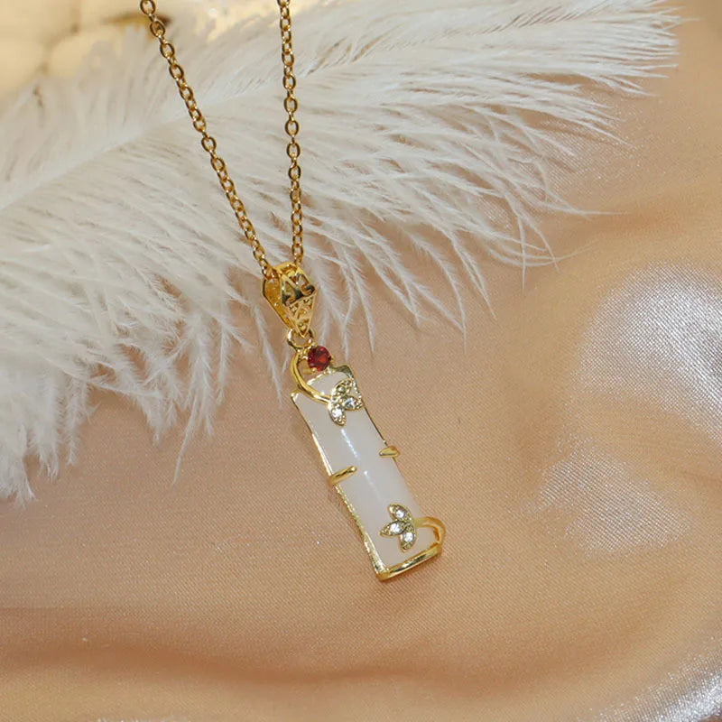 Emerald Yuzhu Pendant Necklace – Elegant Green Stone Snake Chain Necklace for Women